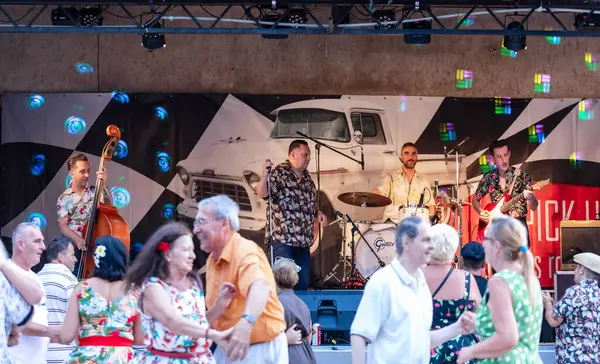 Dunaharaszty Macaristan Temmuz. 31 2024: Tanımlanamayan insanlar bir rock konserinde dans ediyorlar. Rockabilly.