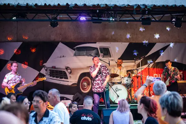 Dunaharaszty Macaristan Temmuz. 31 2024: Tanımlanamayan insanlar bir rock konserinde dans ediyorlar. Rockabilly.