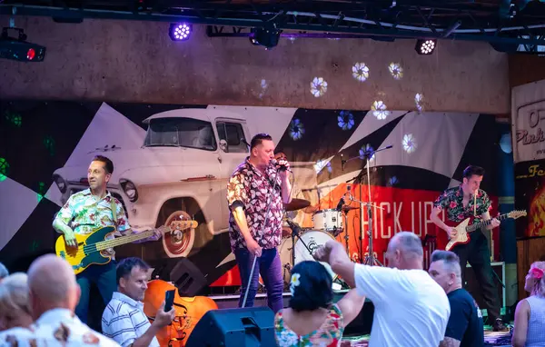 Dunaharaszty Macaristan Temmuz. 31 2024: Tanımlanamayan insanlar bir rock konserinde dans ediyorlar. Rockabilly.