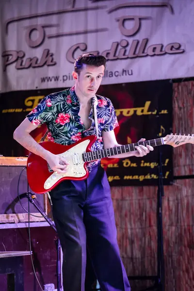 Dunaharaszty Macaristan Temmuz. 31 2024: Tanımlanamayan insanlar bir rock konserinde dans ediyorlar. Rockabilly.