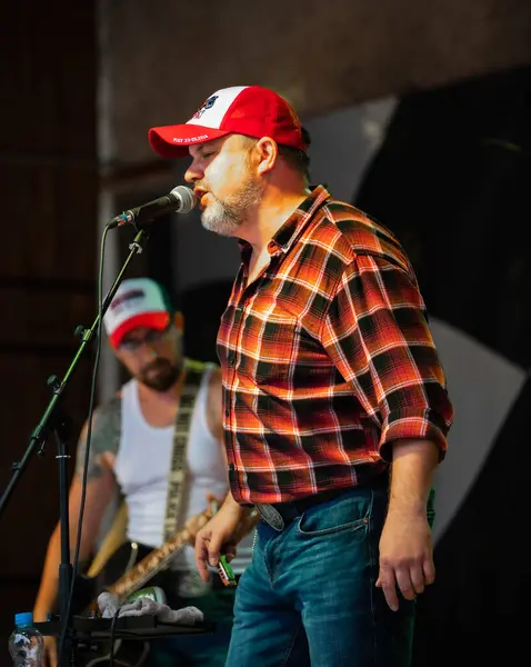 Dunaharaszty Macaristan Temmuz. 31 2024: Tanımlanamayan insanlar bir rock konserinde dans ediyorlar. Rockabilly.