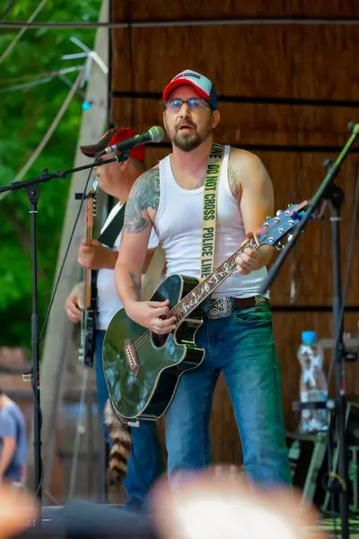 Dunaharaszty Macaristan Temmuz. 31 2024: Tanımlanamayan insanlar bir rock konserinde dans ediyorlar. Rockabilly.