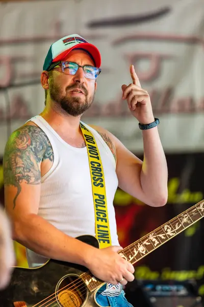 Dunaharaszty Macaristan Temmuz. 31 2024: Tanımlanamayan insanlar bir rock konserinde dans ediyorlar. Rockabilly.