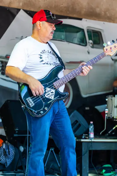 Dunaharaszty Macaristan Temmuz. 31 2024: Tanımlanamayan insanlar bir rock konserinde dans ediyorlar. Rockabilly.