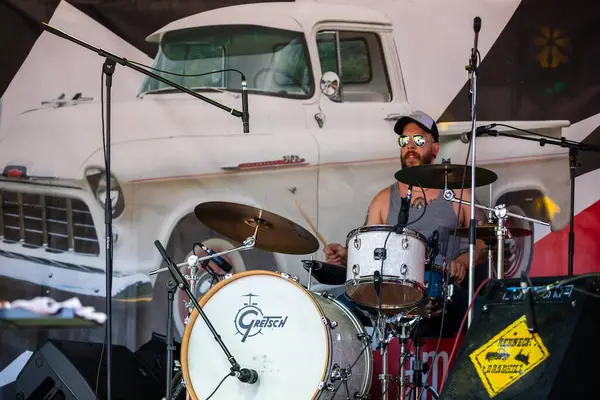 Dunaharaszty Macaristan Temmuz. 31 2024: Tanımlanamayan insanlar bir rock konserinde dans ediyorlar. Rockabilly.