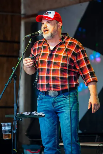 Dunaharaszty Macaristan Temmuz. 31 2024: Tanımlanamayan insanlar bir rock konserinde dans ediyorlar. Rockabilly.