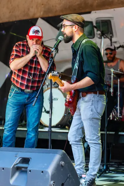 Dunaharaszty Macaristan Temmuz. 31 2024: Tanımlanamayan insanlar bir rock konserinde dans ediyorlar. Rockabilly.