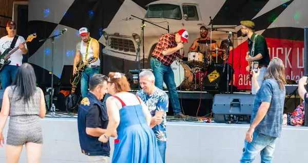 Dunaharaszty Macaristan Temmuz. 31 2024: Tanımlanamayan insanlar bir rock konserinde dans ediyorlar. Rockabilly.