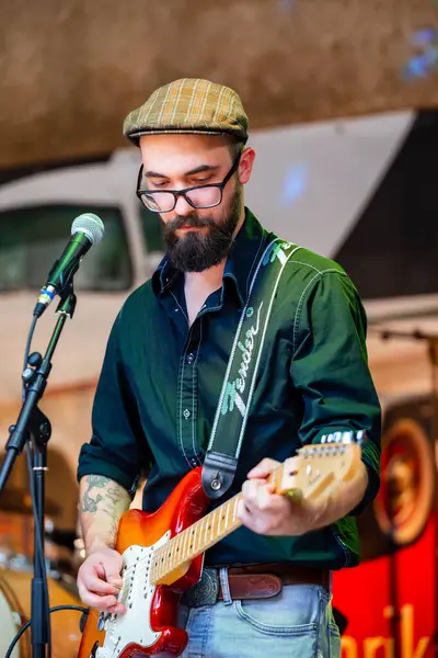 Dunaharaszty Macaristan Temmuz. 31 2024: Tanımlanamayan insanlar bir rock konserinde dans ediyorlar. Rockabilly.