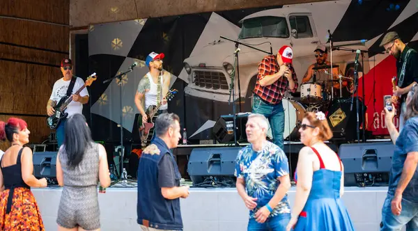 Dunaharaszty Macaristan Temmuz. 31 2024: Tanımlanamayan insanlar bir rock konserinde dans ediyorlar. Rockabilly.