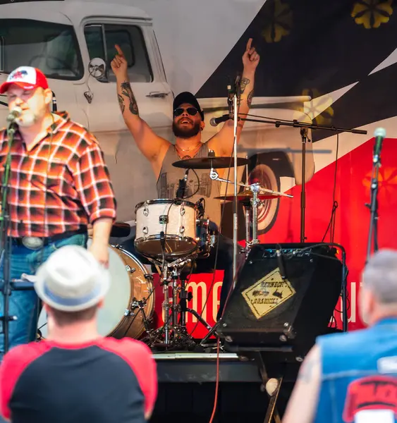 Dunaharaszty Macaristan Temmuz. 31 2024: Tanımlanamayan insanlar bir rock konserinde dans ediyorlar. Rockabilly.