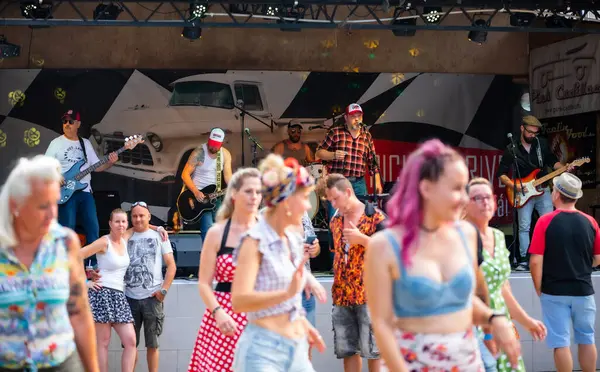 Dunaharaszty Macaristan Temmuz. 31 2024: Tanımlanamayan insanlar bir rock konserinde dans ediyorlar. Rockabilly.