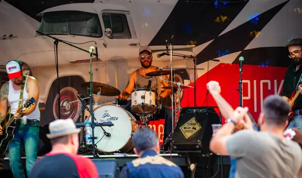 Dunaharaszty Macaristan Temmuz. 31 2024: Tanımlanamayan insanlar bir rock konserinde dans ediyorlar. Rockabilly.