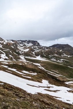 Kış dağları güzel alp panoramik. Avrupa kışın alkole çıkar. Dağlar kar manzaralı..