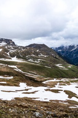 Kış dağları güzel alp panoramik. Avrupa kışın alkole çıkar. Dağlar kar manzaralı..