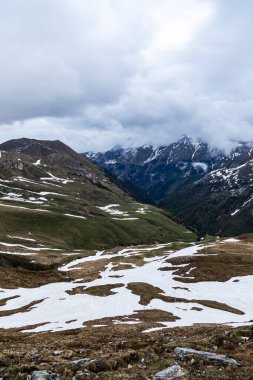 Kış dağları güzel alp panoramik. Avrupa kışın alkole çıkar. Dağlar kar manzaralı..