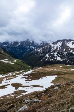 Kış dağları güzel alp panoramik. Avrupa kışın alkole çıkar. Dağlar kar manzaralı..