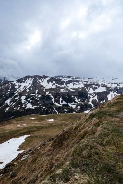 Kış dağları güzel alp panoramik. Avrupa kışın alkole çıkar. Dağlar kar manzaralı..