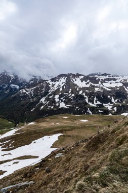Kış dağları güzel alp panoramik. Avrupa kışın alkole çıkar. Dağlar kar manzaralı..