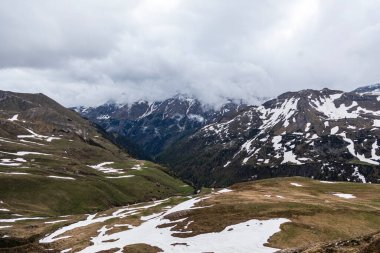 Kış dağları güzel alp panoramik. Avrupa kışın alkole çıkar. Dağlar kar manzaralı..