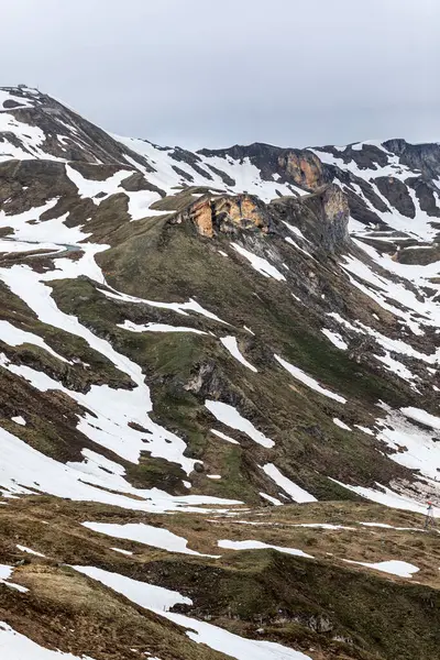 Kış dağları güzel alp panoramik. Avrupa kışın alkole çıkar. Dağlar kar manzaralı..