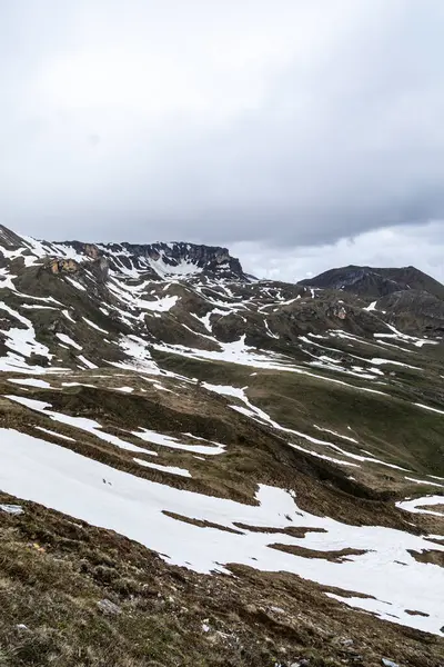 Kış dağları güzel alp panoramik. Avrupa kışın alkole çıkar. Dağlar kar manzaralı..