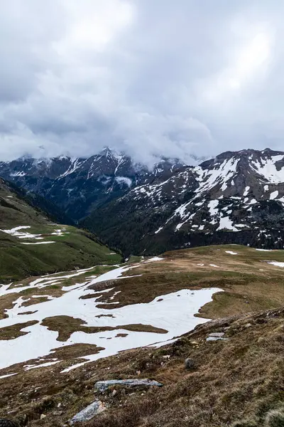 Kış dağları güzel alp panoramik. Avrupa kışın alkole çıkar. Dağlar kar manzaralı..