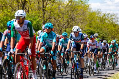 Macaristan 16 Mayıs 2025: Üçüncü aşama sırasında arka planda destek araçlarıyla at sürmek. 