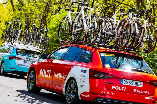 Macaristan 17 Mayıs 2025: 4. aşama sırasında destek araçlarıyla birlikte sürücüler ve destek ekibi. 