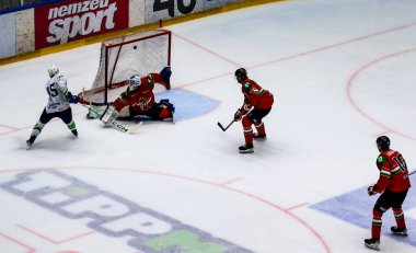 Macaristan Budapeşte 2 Mayıs 2025: Dünya Şampiyonası buz hokeyi karşılaşması Slovenya - Macaristan 4 - 2