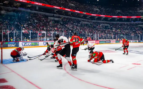 Macaristan Budapeşte Mayıs 05: 2025: Dünya Şampiyonası ısınma buz hokeyi maçı Kanada - Macaristan 6-0