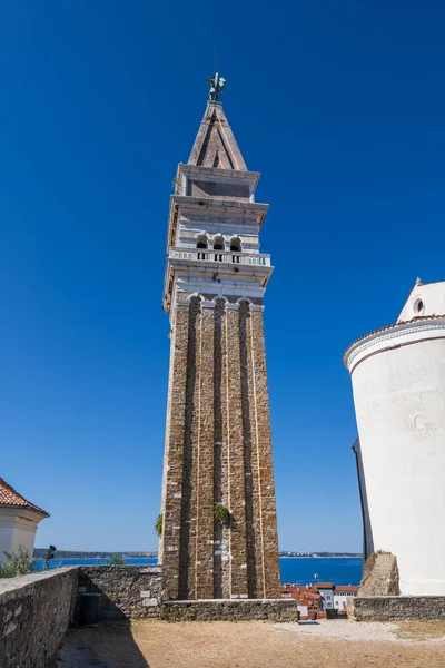 Torre Sineira Igreja São Jorge Cidade Velha Piran Eslovênia Marco — Fotografia de Stock