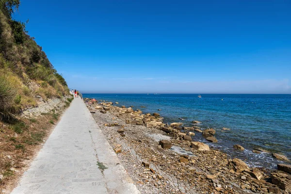 Promenad Och Stenig Strand Vid Adriatiska Havet Staden Piran Slovenien — Stockfoto