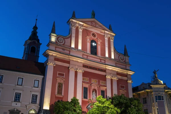 スロヴェニアのリュブリャナにある夜のフランシスコ会の受胎告知教会 ライトアップされたバロック様式のファサードは 1703年に遡ります — ストック写真