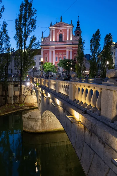 Ponte Tripla Sobre Rio Liubliana Igreja Franciscana Noite Cidade Liubliana — Fotografia de Stock