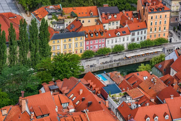 Město Lublaň Slovinsku Výhled Nad Červenými Dlaždicemi Obou Stranách Řeky — Stock fotografie