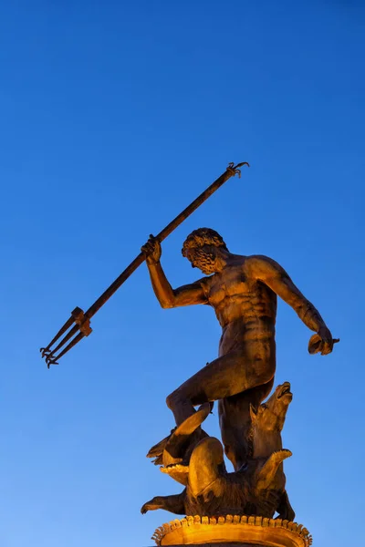 在波兰格但斯克 海王星的源头在黄昏时分出现 海神雕像映衬蓝天 1615年的青铜雕塑杰作 历史名城地标 — 图库照片