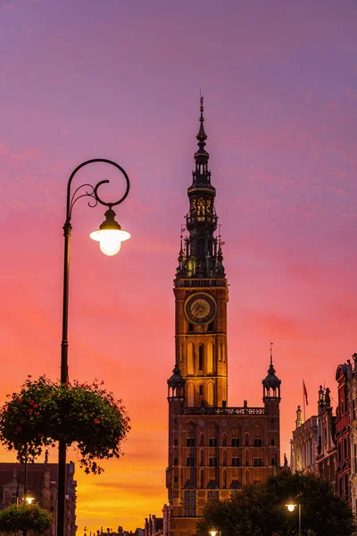 波兰格但斯克市黄昏时分的主市政厅和老式路灯 哥特式和文艺复兴风格的建筑可追溯到14世纪 — 图库照片