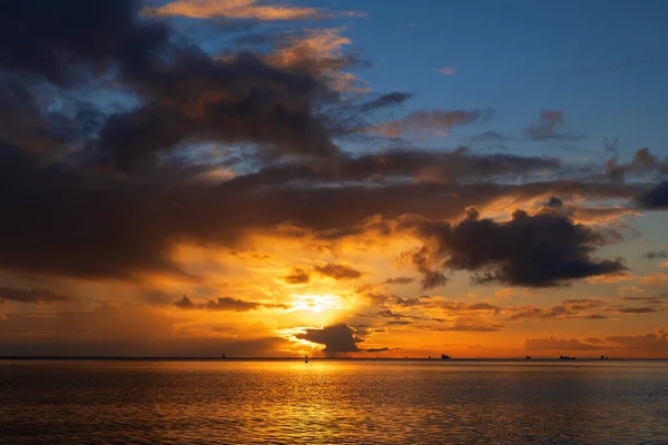 Baltık Denizi Nin Üzerinde Gün Doğumu Bulutları Güneş Yağmur Bulutları — Stok fotoğraf