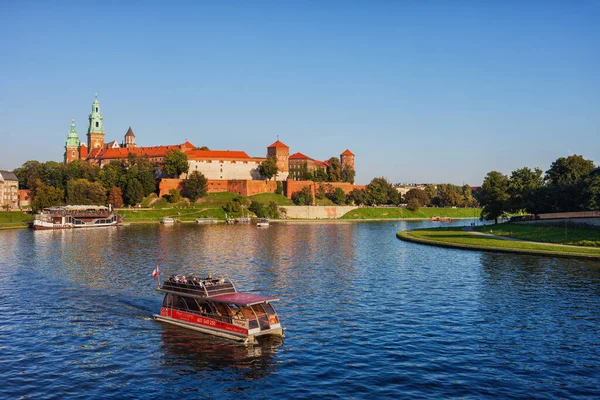 波兰克拉科夫 2018年9月19日 瓦维尔城堡 Wawel Castle 和游客观光游览维斯瓦河的游览船 — 图库照片