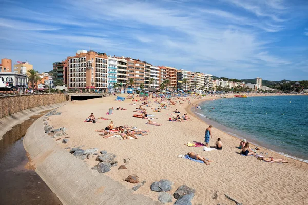 Lloret Mar Catalonië Spanje Oktober 2016 Mensen Ontspannen Zandstrand Badplaats — Stockfoto