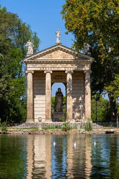ローマ イタリア ヴィラ ボルゲーゼの庭園で湖によって18世紀の古典的なスタイルのランドマークの街のイソクラピオスの寺院 — ストック写真