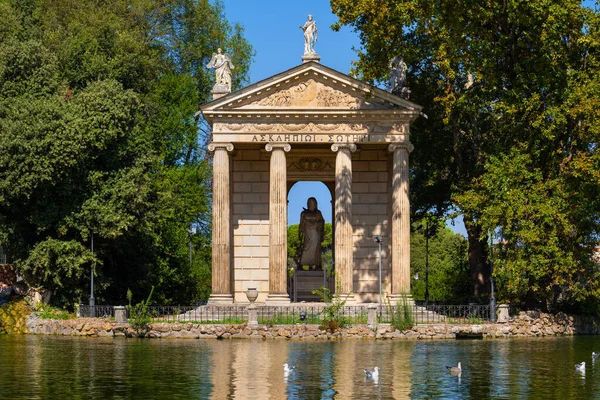 ローマ イタリア ヴィラ ボルゲーゼの庭園で湖によって18世紀の古典的なスタイルのランドマークの街のイソクラピオスの寺院 — ストック写真