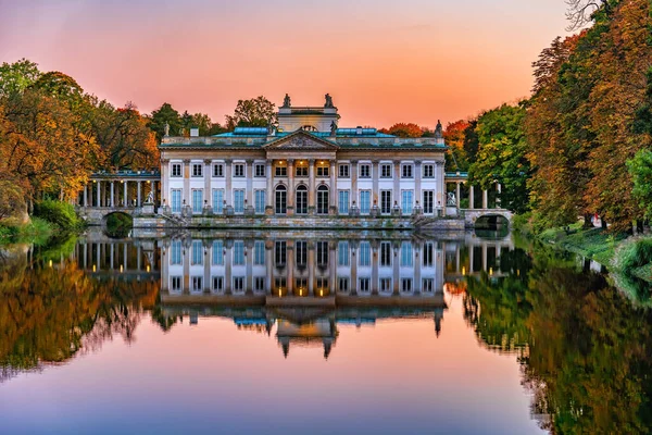 波兰华沙市黄昏的皇家拉齐恩基公园岛上的宫殿 — 图库照片