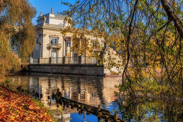 波兰华沙市Lazienki公园 皇家浴场 岛上的宫殿和秋天的树叶 — 图库照片