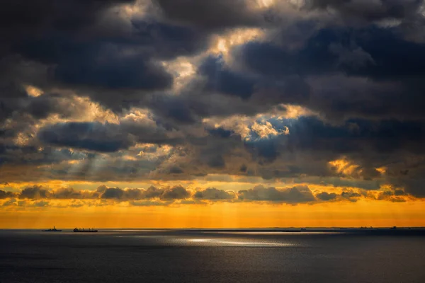 Baltık Denizi Nin Üzerindeki Bulutlar Yağmur Bulutlarının Arasından Parlayan Güneş — Stok fotoğraf
