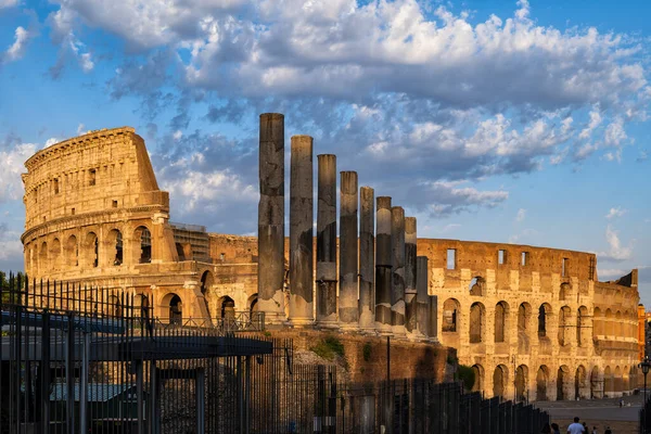 Das Kolosseum Und Die Antiken Säulen Der Sacra Bei Sonnenuntergang — Stockfoto