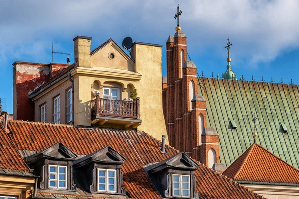 Zabytkowa Architektura Starego Miasta Warszawie Kamienice Dachu Oknami Poddaszu Dachem — Zdjęcie stockowe