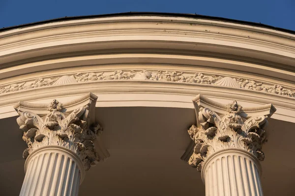 1852年起 科林斯柱成为古典罗通达水塔的首府 模仿位于波兰华沙撒克逊花园的提沃里的维斯塔神庙 — 图库照片