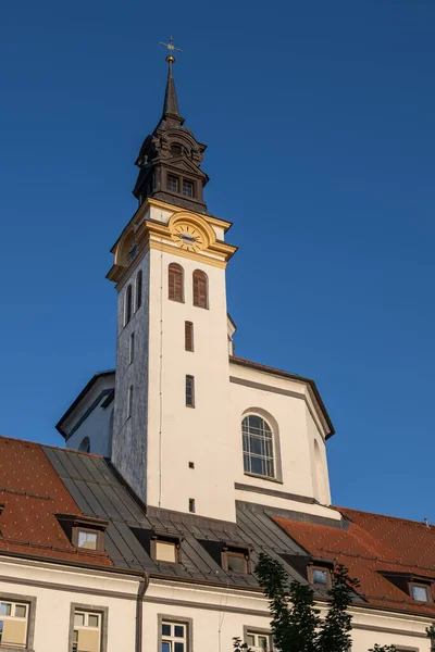 斯洛文尼亚卢布尔雅那圣三位一体的Ursuline教堂塔 — 图库照片